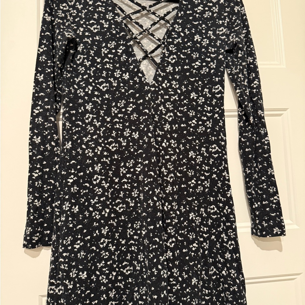 3/10$ Chic Black Floral Long Sleeve Dress - Picture 2 of 4